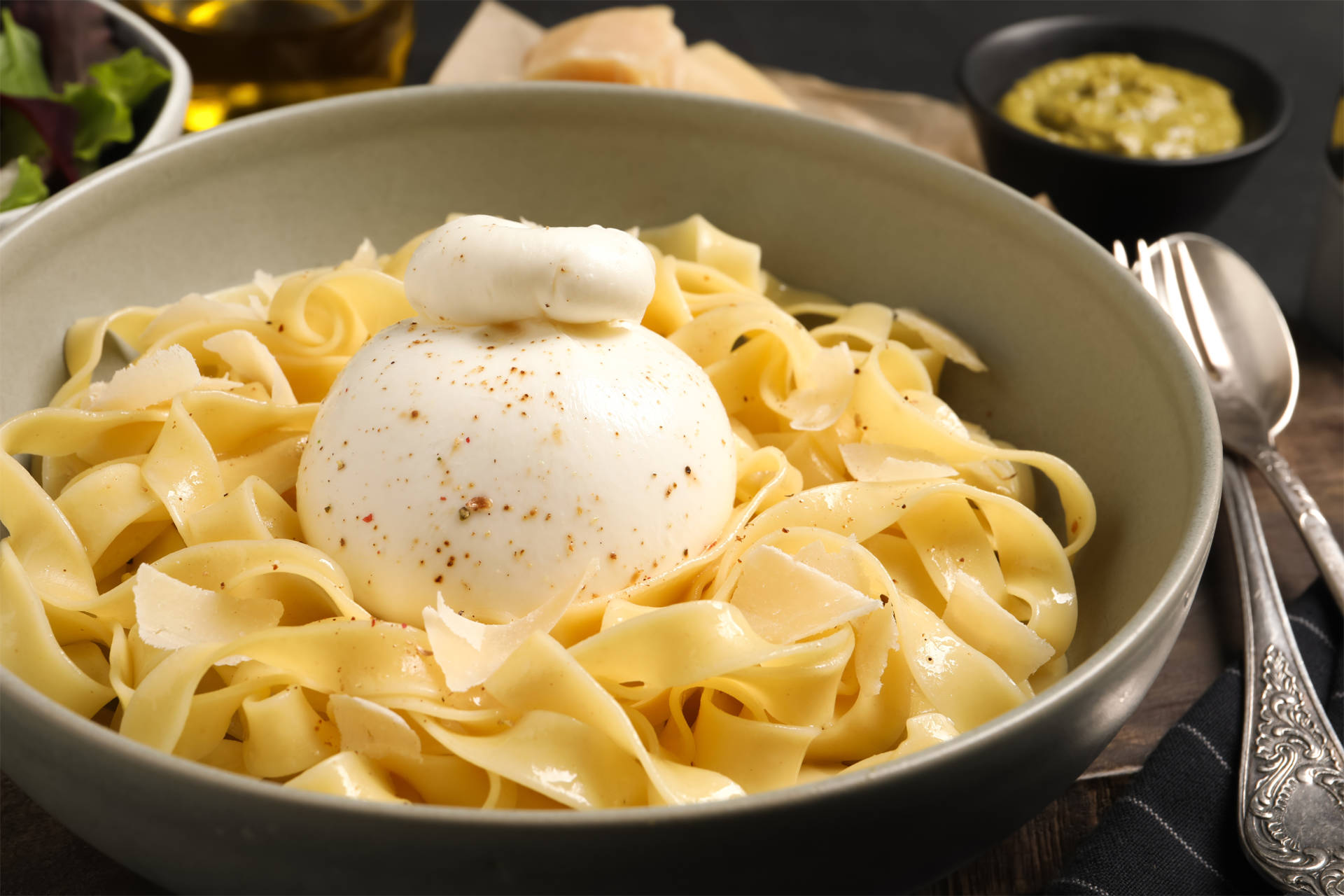Pasta fría con limón y burrata